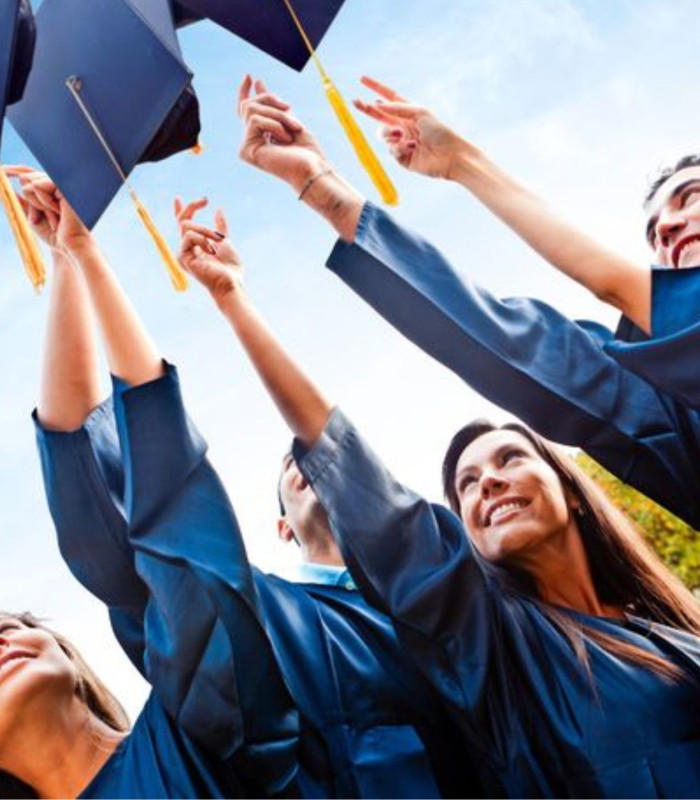 Bild von College Absolvent:innen