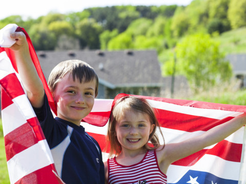 Bild von zwei Kindern mit USA-Flagge