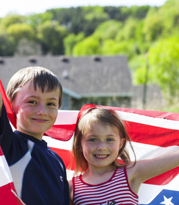 Bild von zwei Kindern mit USA-Flagge