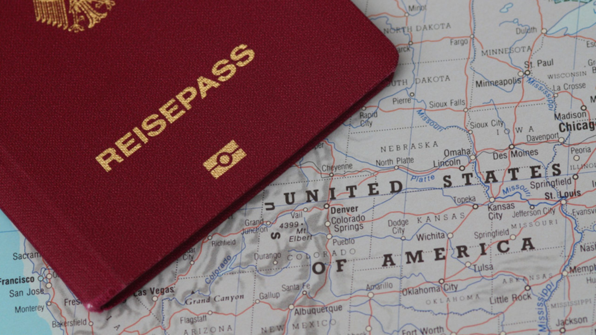 Bild von einem Reisepass auf einer USA-Landkarte