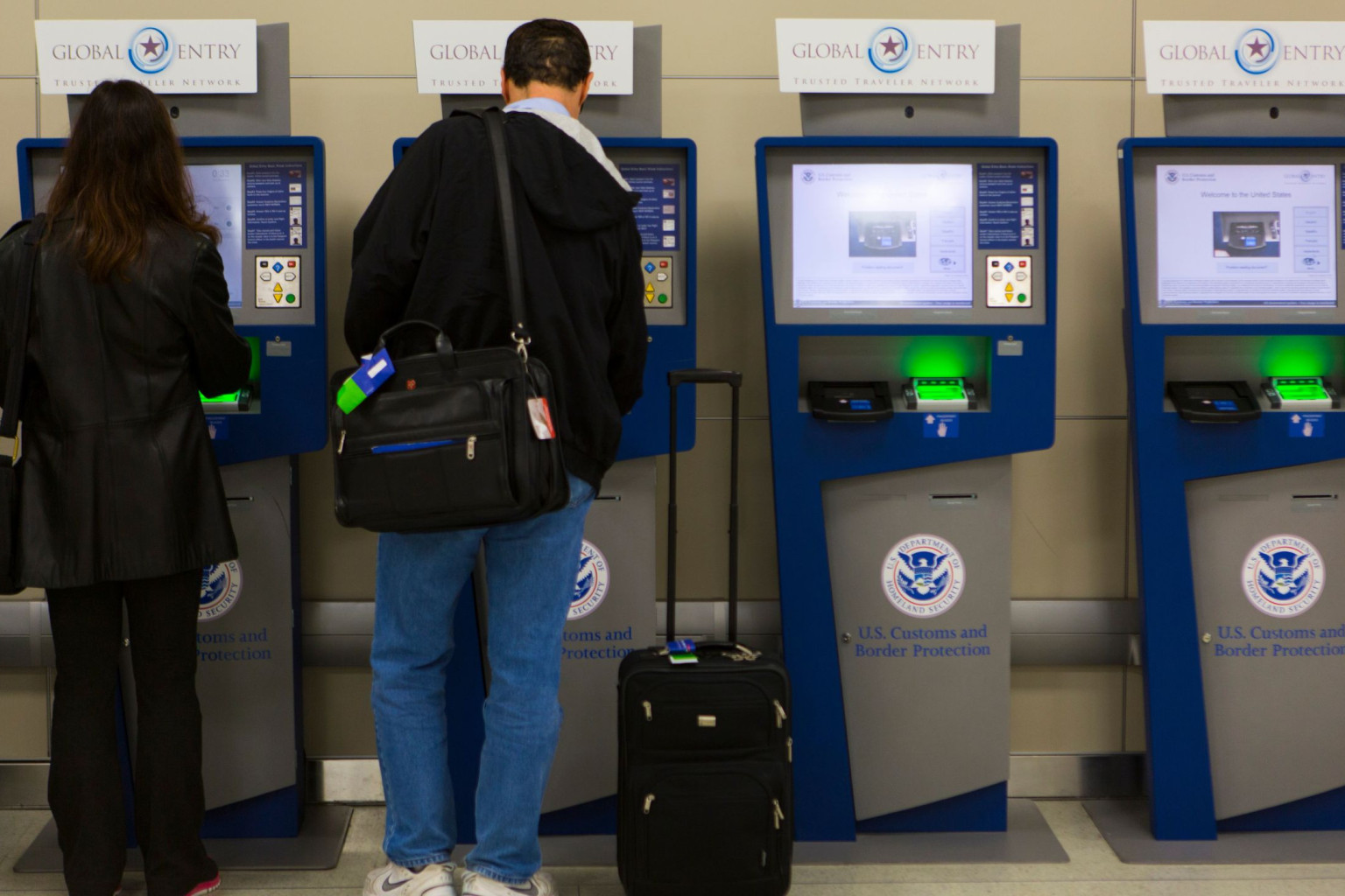 Bild von einem Reisenden am Global Entry Kiosk