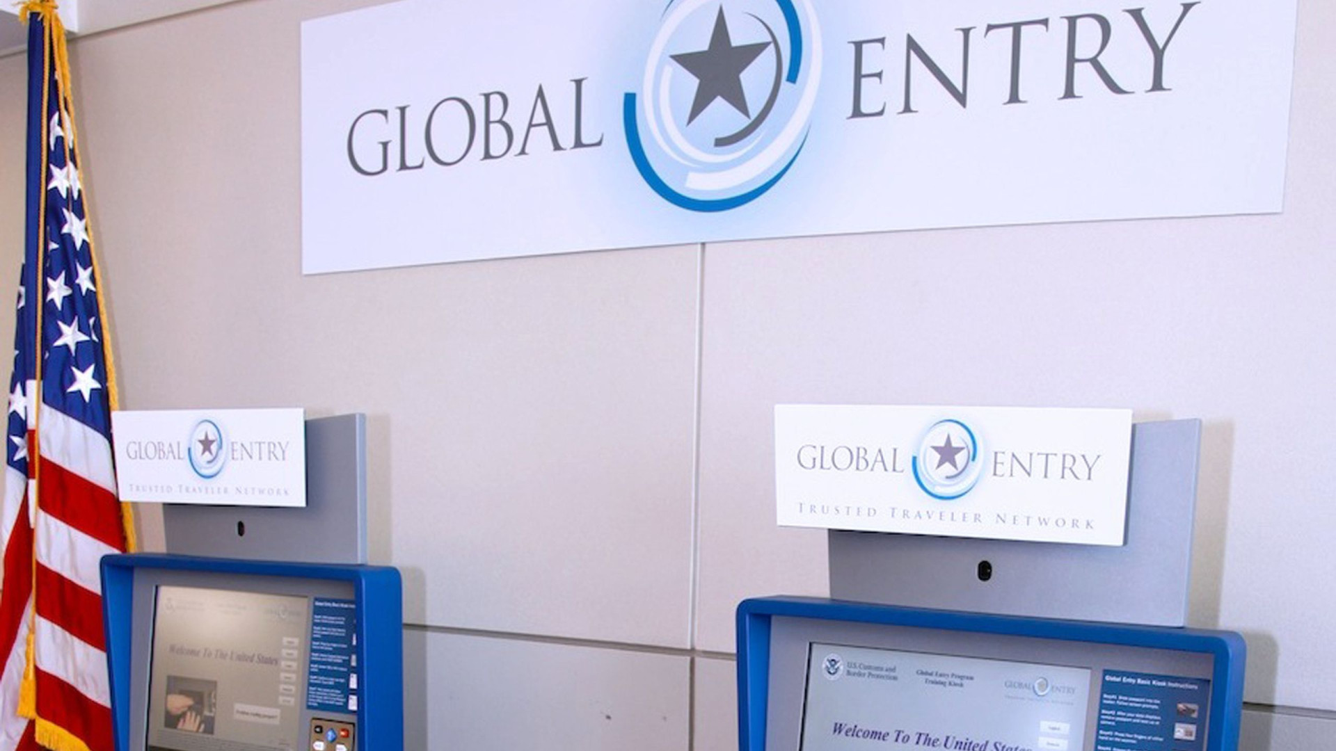 Bild von Global Entry Portalen am Flughafen