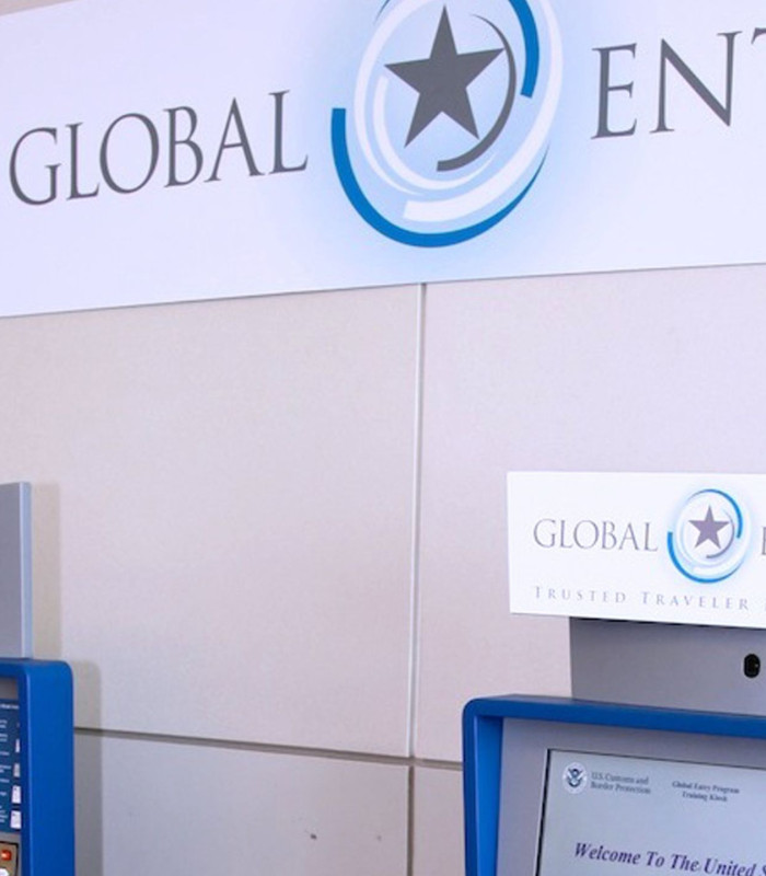 Bild von Global Entry Portalen am Flughafen
