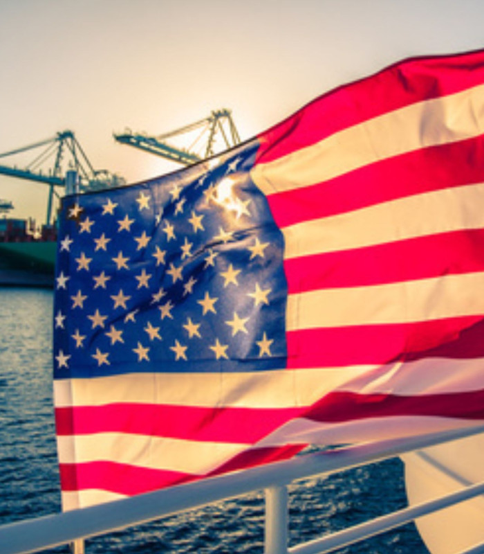 Bild von der USA-Flagge in einem Hafen