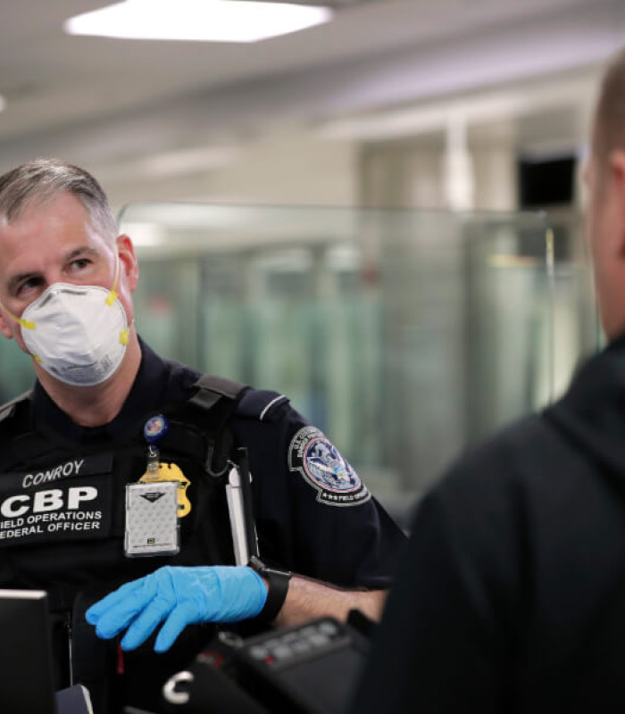 Bild von einem US Officer mit Gesichtsmaske